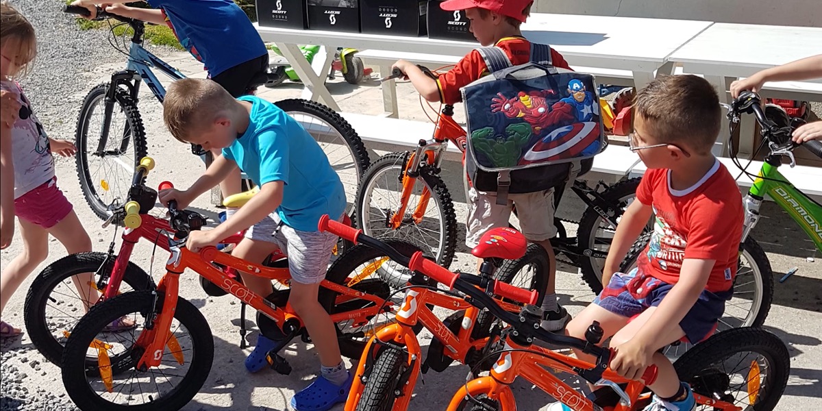 Un vélo flambant neuf pour les enfants du Cartel de Comblain-au-Pont et du Foyer de Burnot de Profondeville